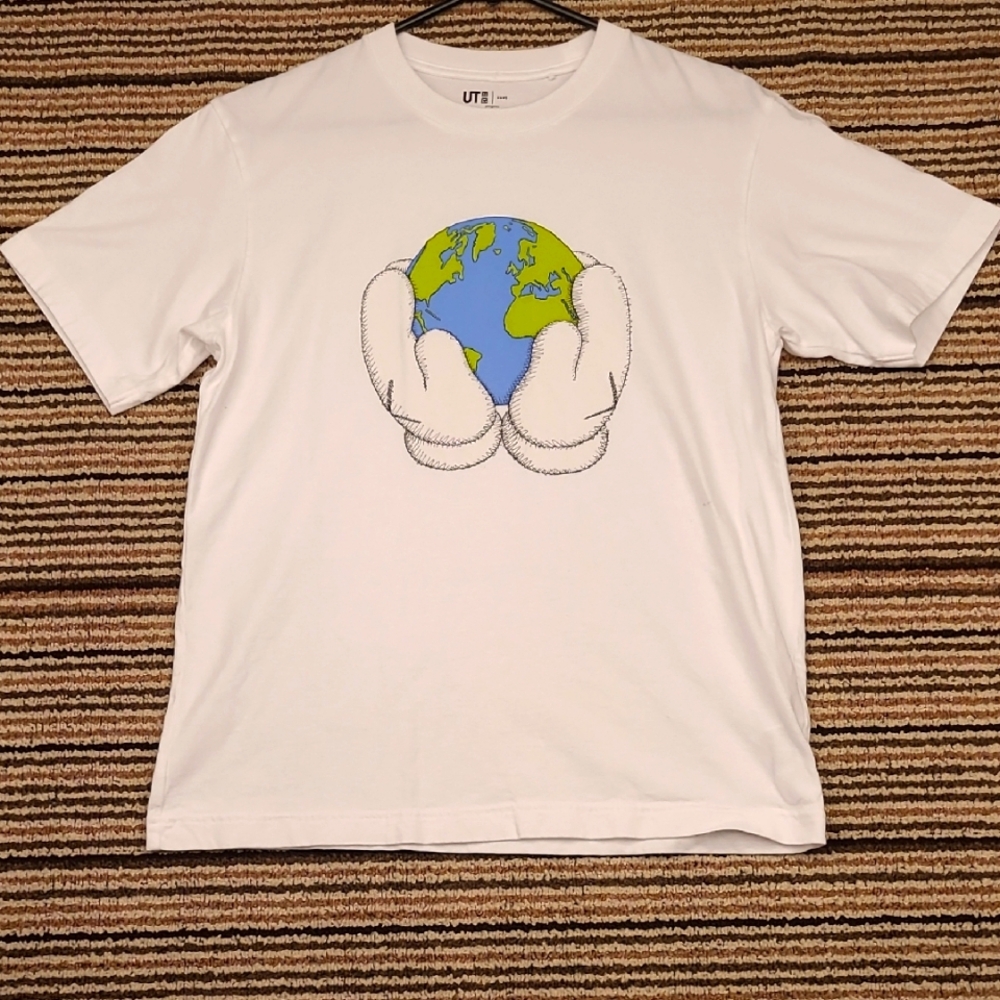 KAWS x Uniqlo White‎ Blue Green Earth Abstract Cotton Small Mens T Shirt
